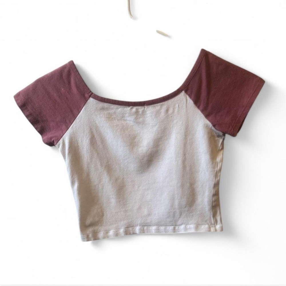 burgandy/white cropped tee
